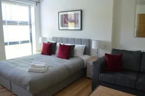 Executive Bright and Airy Studio Apartment in Sydenham - Forest Hill