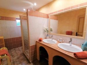 Maisons d'hotes La Bastide des Amouriers : Chambre Quadruple avec Salle de Bains Privative