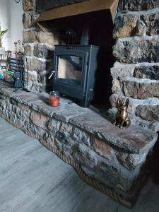 Fishermens cottage with log burner, 2 bathrooms & sea views from garden terraces
