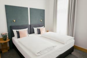 Comfort Double Room (bed size 180cm) room in DOM Hotel LIMBURG