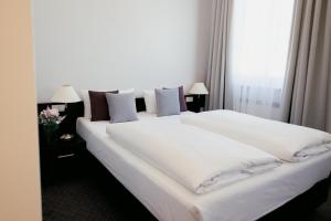 Standard Double Room (bed size 160cm) room in DOM Hotel LIMBURG