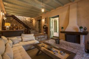 Kyparissia Old Town Lodge with amazing sea view