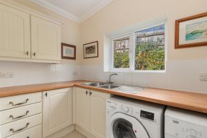 Sunningdale - Beach Side Cottage, Sea Views, Parking