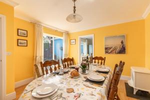 Sunningdale - Beach Side Cottage, Sea Views, Parking