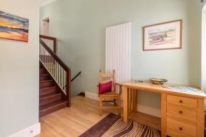 Sunningdale - Beach Side Cottage, Sea Views, Parking