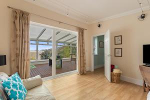 Sunningdale - Beach Side Cottage, Sea Views, Parking