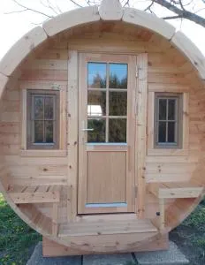 Schlaffass und Hütte mit Teich - Rogašovci