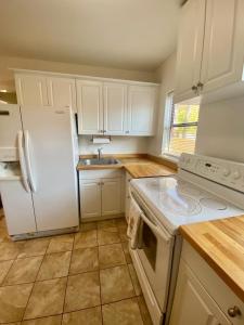 Two Fully Equipped Apartments and a Studio 5 miles from the beach