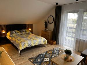 Domek Kamień nad jeziorem z jacuzzi