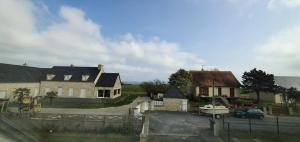 Villas Maison 3 ch vue sur mer confortable lumineuse belle terrasse grand jardin 10 mn a pied de la plage - proche superette et Omaha Beach : photos des chambres