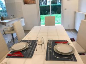 Maisons de vacances Superbe maison standing, 16 personnes, 8 grands lits, confort et grands volumes, jardin 2000m, parkings, wifi, prox plage : photos des chambres