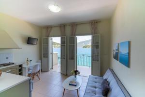 Double Room with Balcony and Sea View room in Hotel Omirikon