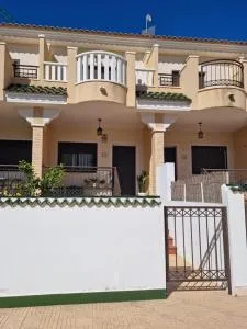 AGRADABLE ADOSADO CON PISCINA - Лос-Монтесінос