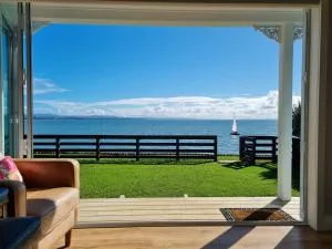 Red Rock Cottage, beachfront luxury - Pollok
