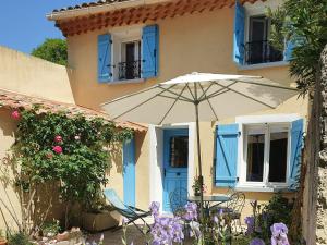 Maisons de vacances Charming holiday home with private terrace in Pernes-les-Fontaines : Maison de Vacances 2 Chambres