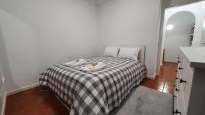 Coimbras Gray & White