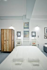 The old Tailor Factory White Room