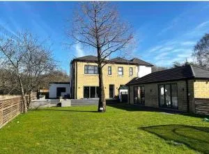 Manchester Luxury Country House Close To The City With Hot Tub & BBQ Fire Pit. - 登顿