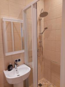 Cosy one seperate bedroom apartment in city center, perfect for family trip.