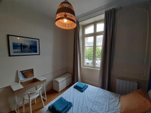 Appartements L'Aparthe Dinan - Vue sur la place du marche : photos des chambres