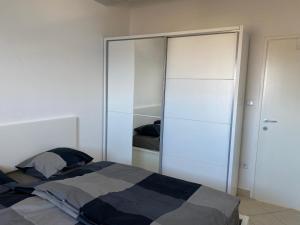 Sea View Apartment, 4 min. by foot to main beach