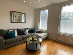Spacious 2-bed flat with garden, 3 minutes walk from Oval tube station
