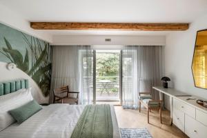 Suite with private bathroom at three bedroom interwar Villa Grabyte with daily spaces to share by pine forest on the bank of the river- 8min by car from old town