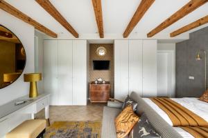 Suite with private bathroom at three bedroom interwar Villa Grabyte with daily spaces to share by pine forest on the bank of the river- 8min by car from old town