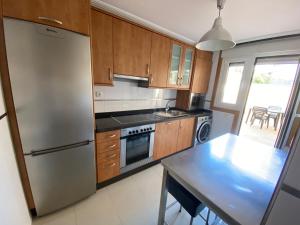 Apartamento a 5 min caminando de la Playa Sta. Cristina, Oleiros (Terraza, Parkin, )