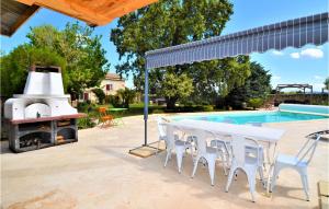 Maisons de vacances Beautiful Home In Pont-saint-esprit With Outdoor Swimming Pool, Heated Swimming Pool And Wifi : photos des chambres