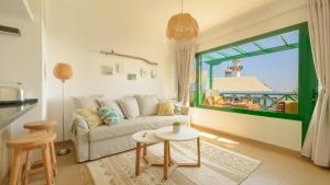 Delightful front beach apartment. Sunrise views!