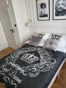 Apartament SixtySix 66 z kominkiem