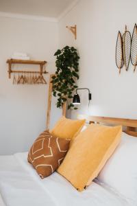 Kodu Lodge - spacious 2 storey coastal home with balcony, sea view, garden & BBQ