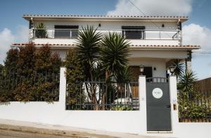 Kodu Lodge - spacious 2 storey coastal home with balcony, sea view, garden & BBQ
