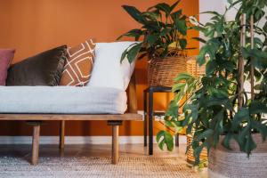 Kodu Lodge - spacious 2 storey coastal home with balcony, sea view, garden & BBQ