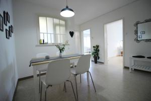 Casa Schilling- 2,5 rooms with balcony near hospital, university