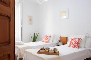 Two-Bedroom Apartment room in SingularStays Roteros