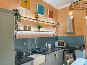 The Pickwick - 2 bedroom, 2 storey house with courtyard garden, just off Pulteney Street