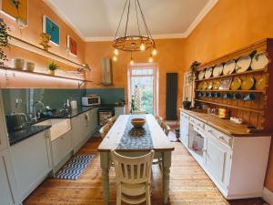 The Pickwick - 2 bedroom, 2 storey house with courtyard garden, just off Pulteney Street