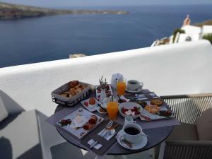 Cave House with Outdoor Hot Tub with Caldera View room in Marizan Caves & Villas