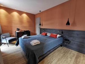 Hotels Hotel Le Pont Neuf : Chambre Double ou Lits Jumeaux