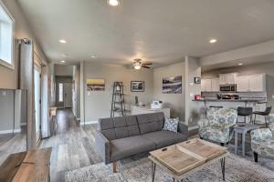 Chic Bend Home with Deck Less Than 3 Mi to Downtown!