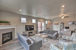 Chic Bend Home with Deck Less Than 3 Mi to Downtown!