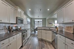 Chic Bend Home with Deck Less Than 3 Mi to Downtown!