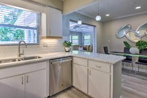 Sunny Sarasota Home with Yard Less Than 2 Mi to Downtown!