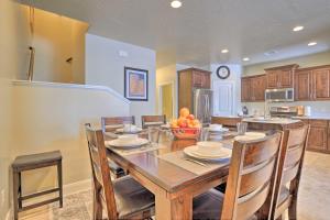 Blue Sky Get-a-Way Townhome with Patio, Grill