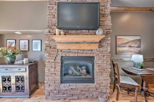 Bright Park City Studio with Patio Less Than 2 Mi to Dtwn!