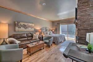 Bright Park City Studio with Patio Less Than 2 Mi to Dtwn!