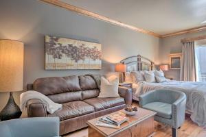 Bright Park City Studio with Patio Less Than 2 Mi to Dtwn!