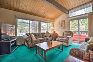 Mammoth Lakes Townhome Less Than 2 Mi to Ski Area!